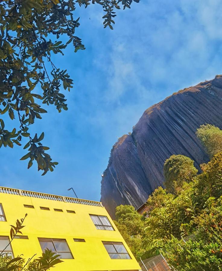 Descanso Bajo La Piedra Del Penol Guatapé Exterior photo