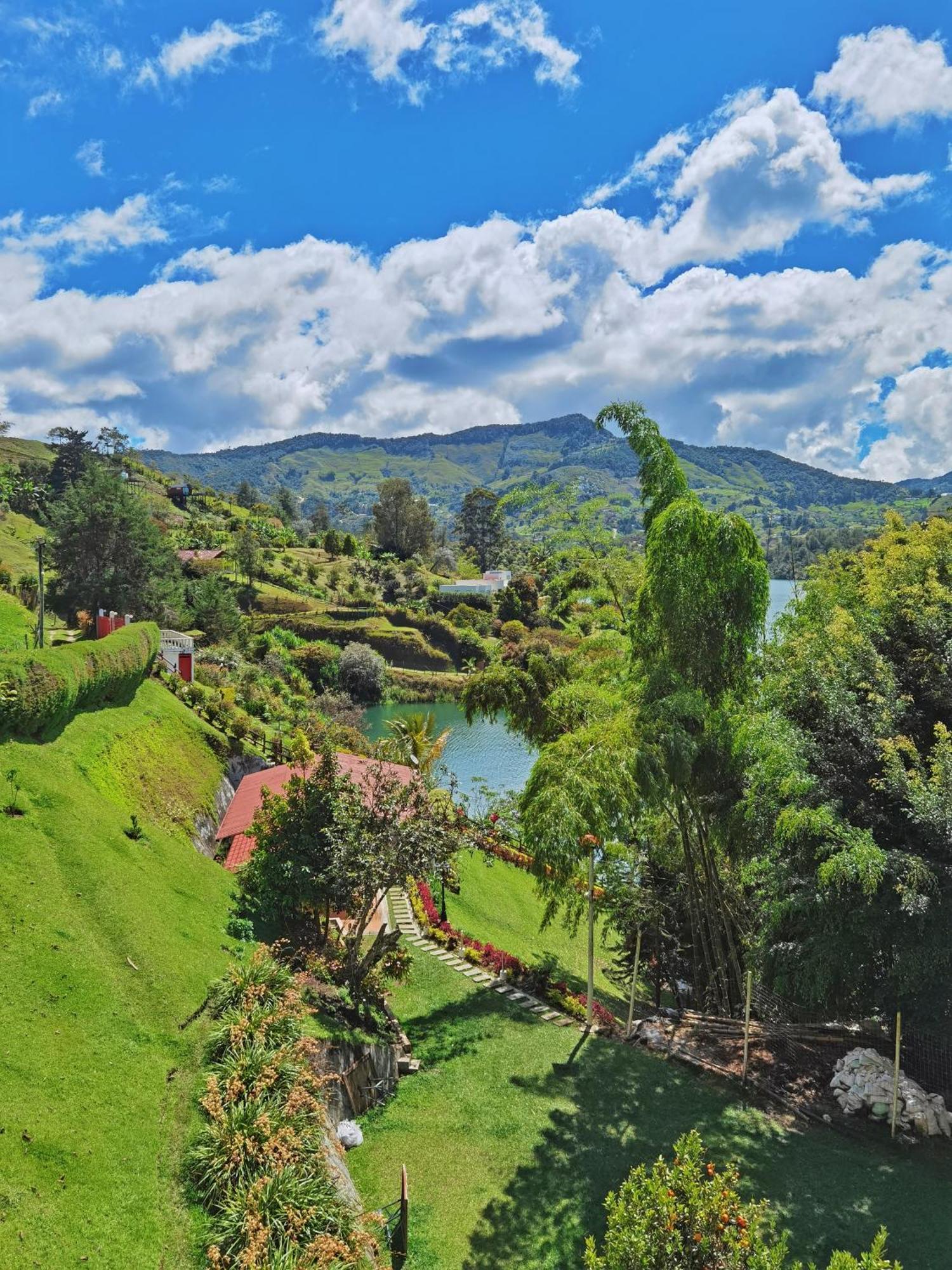 Descanso Bajo La Piedra Del Penol Guatapé Exterior photo