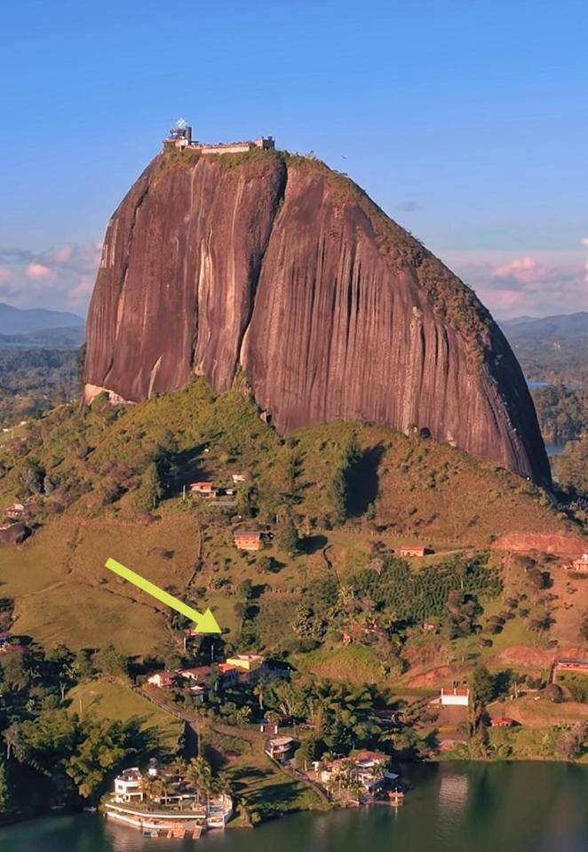 Descanso Bajo La Piedra Del Penol Guatapé Exterior photo