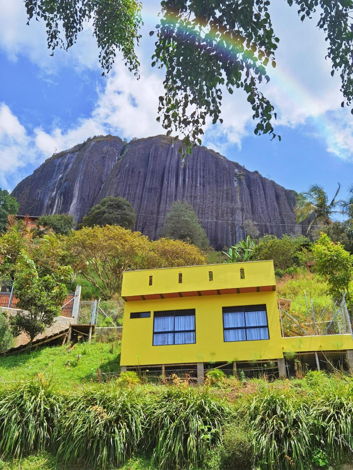 Descanso Bajo La Piedra Del Penol Guatapé Exterior photo
