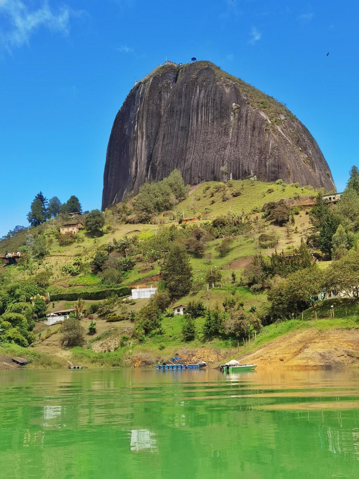 Descanso Bajo La Piedra Del Penol Guatapé Exterior photo